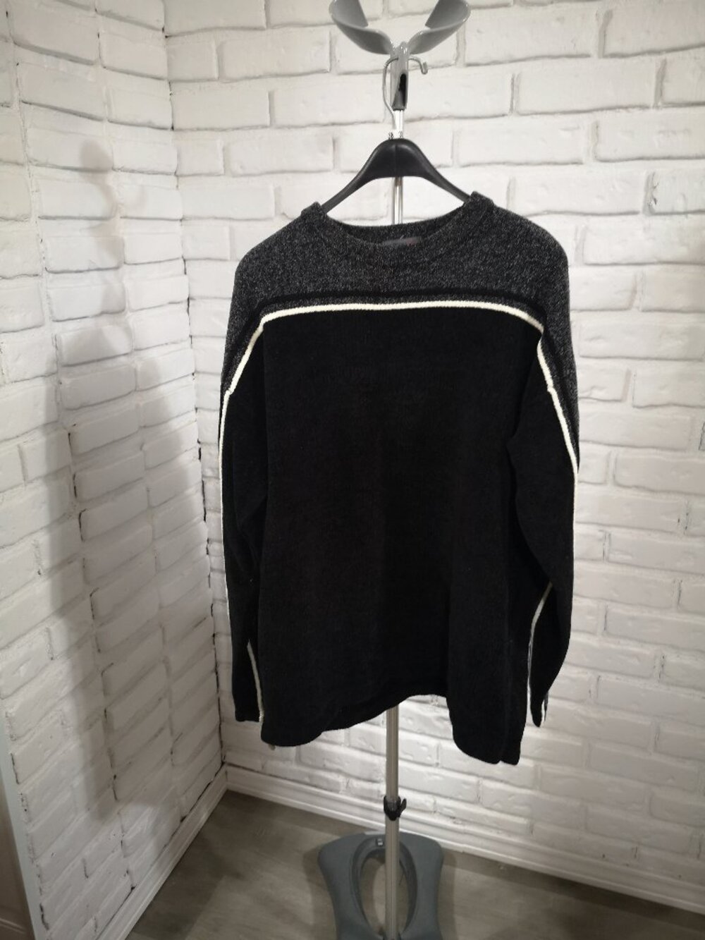 Whispering Smith Men's Size Medium Black, White & Grey Chenille Style Sweater